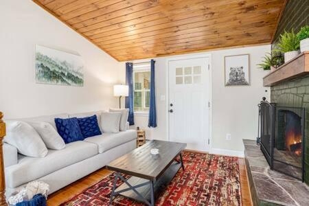 Harpers Ferry Cabin Hot Tub, Deck, Fire Pit, Wifi Εξωτερικό φωτογραφία