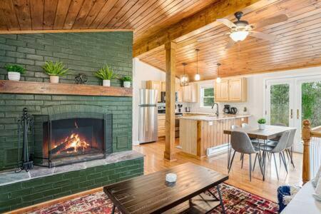 Harpers Ferry Cabin Hot Tub, Deck, Fire Pit, Wifi Εξωτερικό φωτογραφία